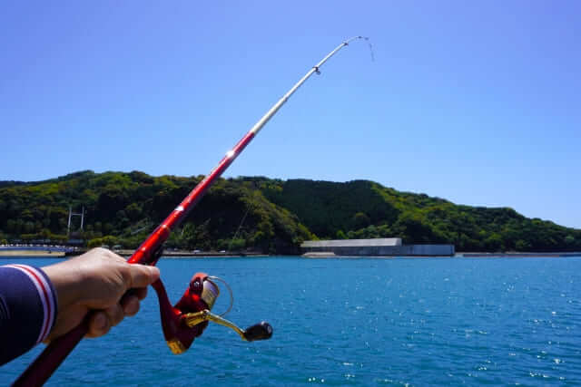 お盆　海　足を引っ張られる　釣り